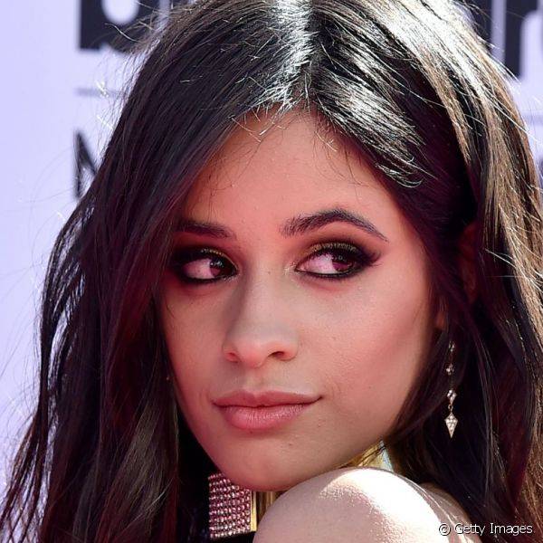 Camila Cabello, do grupo Fifth Harmony, usou olhos delineados de preto com sombra dourada, bochecha marcada e batom nude